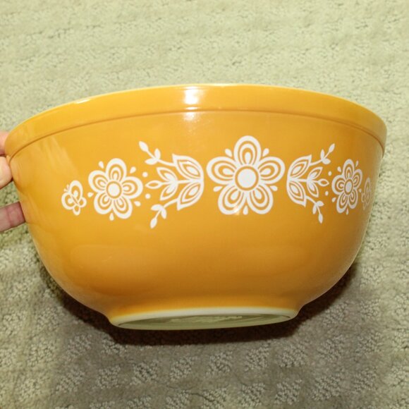 Vintage 70s Pyrex Butterfly Gold Mixing Bowl #403 Yellow -White Flowers 2 1/2 QT - Picture 1 of 4
